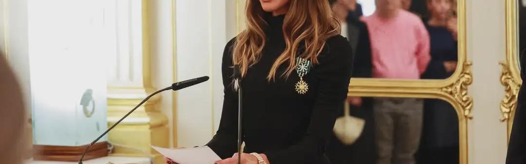 世界杯客户端升级说明-贝克汉姆夫妇和孩子们团结一致亮相巴黎时装周