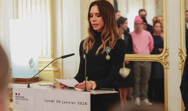 世界杯客户端升级说明-贝克汉姆夫妇和孩子们团结一致亮相巴黎时装周