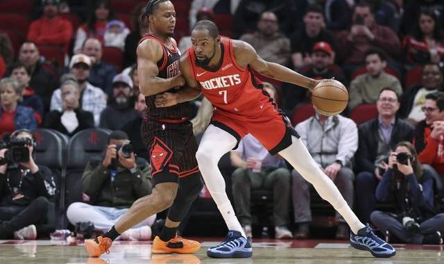 世界杯官方客户端下载-拉锯战！火箭三分12中3陷被动：杜兰特12分7板，乌度卡场边生气