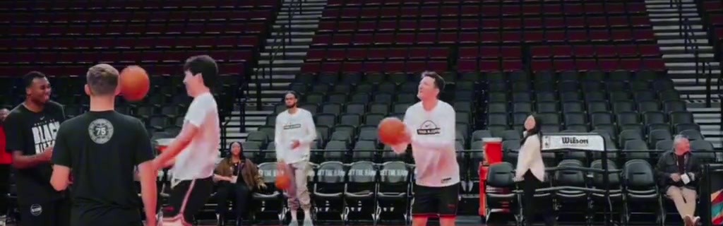 世界杯手机高清观看软件-挺搞笑！杨瀚森训练中秀胯下扣篮 新援克雷伊奇出镜