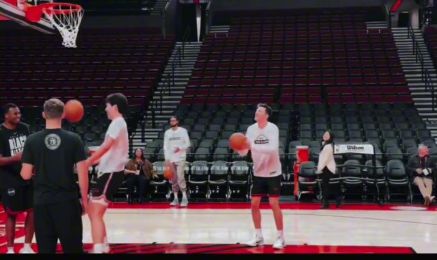 世界杯手机高清观看软件-挺搞笑！杨瀚森训练中秀胯下扣篮 新援克雷伊奇出镜